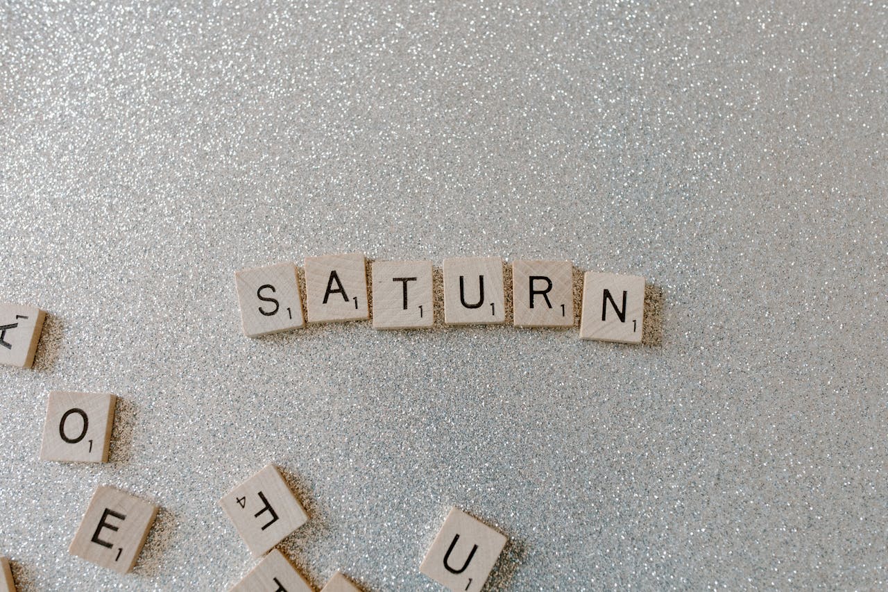 Saturnus Retrograde 2024 Kosmische Lessen en Groei Omarmen