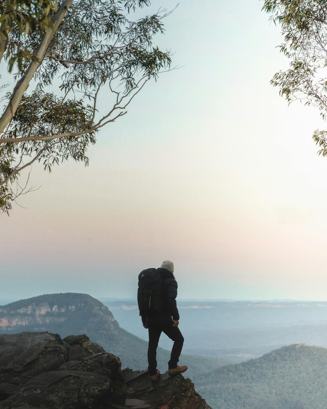 backpacker-zonsondergang-hillside-pexels-ben-mack-6775318